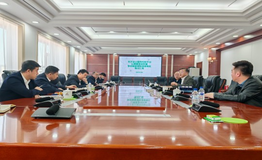 封面：王巖董事長向雙陽區(qū)委區(qū)政府領導匯報工作（調(diào)整一下清晰度 圖片擺正）_副本.jpg